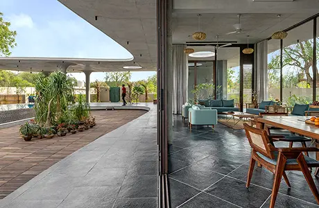 THE VERANDA HOUSE